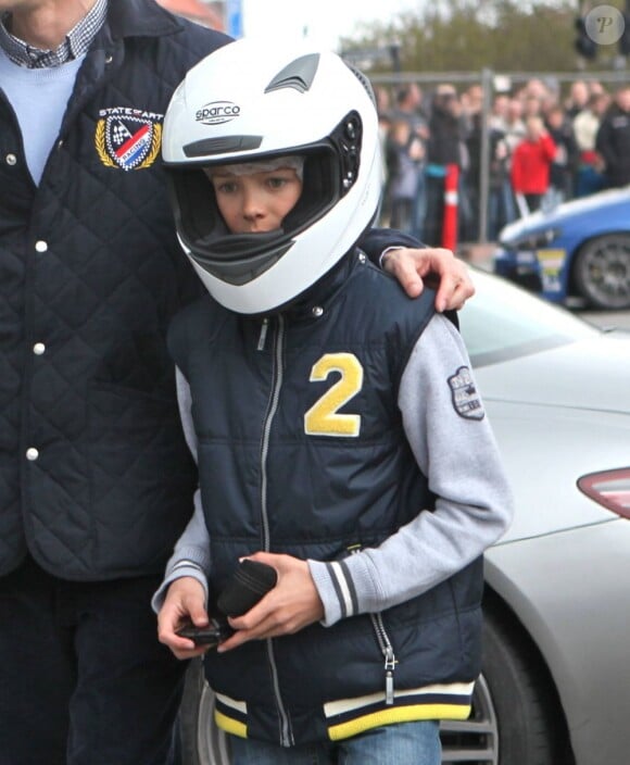 Le prince Joachim de Danemark, passionné de sport automobile, avec ses deux fils aînés, les princes Nikolai (12 ans) et Felix (9 ans), à l'International Racing Festival de Copenhague le 22 avril 2012.