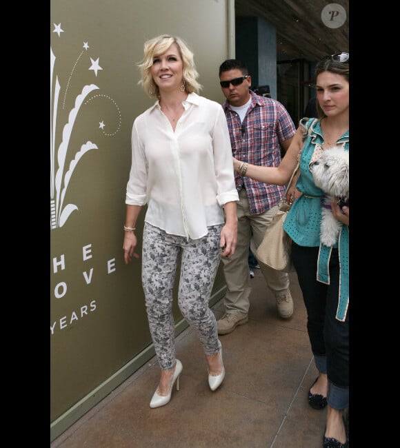 Jennie Garth se rend à West Hollywood pour le tournage de l'émission The Extra avec Mario Lopez (mardi 24 avril 2012).