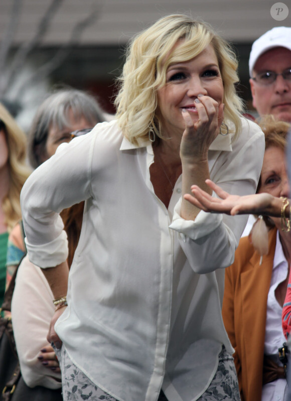 Jennie Garth sur le tournage de l'émission The Extra avec Mario Lopez, le mardi 24 avril 201 à West Hollywood.