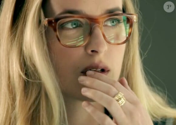 Capture d'écran de la vidéo de campagne Oliver Peoples avec Dakota Johnson