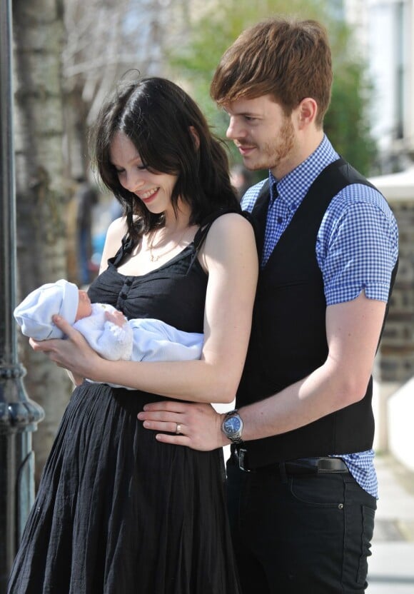 Sophie Ellis-Bextor et son mari Richard Jones en 2009 avec leur deuxième fils, Kit, juste après sa naissance.
