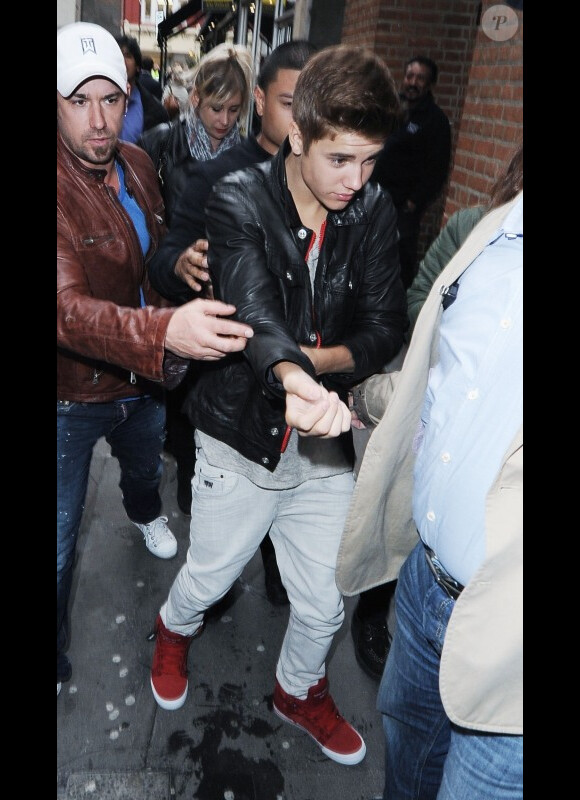 Justin Bieber se rend dans les locaux de la radio KISS 100 à Londres, le mardi 24 avril 2012.