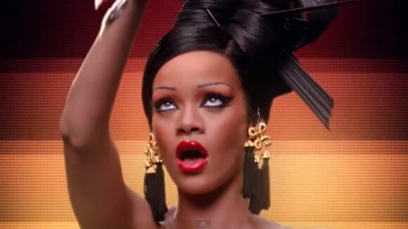 Rihanna : Elle danse en geisha quand sa mère gaffe à propos d'Ashton Kutcher