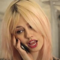 Charlotte Free : Le mannequin aux cheveux roses dans une vidéo hilarante