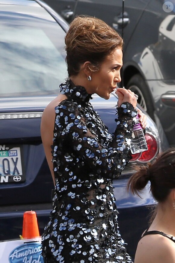 Jennifer Lopez ose la minirobe paillettée, les talons de 12 cm et le dos décolleté ! Un peu too much non ? Los Angeles, le 26 avril 2012