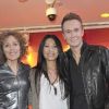 Anggun, entourée de Cyril Féraud et Mireille Dumas, à la conférence de presse de l'Eurovision 2012 à Paris, le 26 avril 2012.