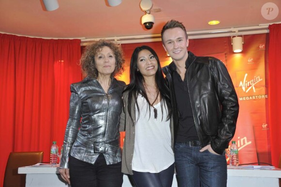 Anggun, entourée des animateurs Cyril Féraud et Mireille Dumas, à la conférence de presse de l'Eurovision 2012 à Paris, le 26 avril 2012.