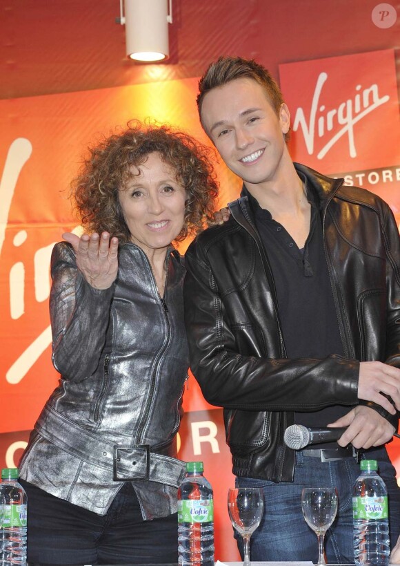 Mireille Dumas et Cyril Féraud à la conférence de presse de l'Eurovision 2012 à Paris, le 26 avril 2012.