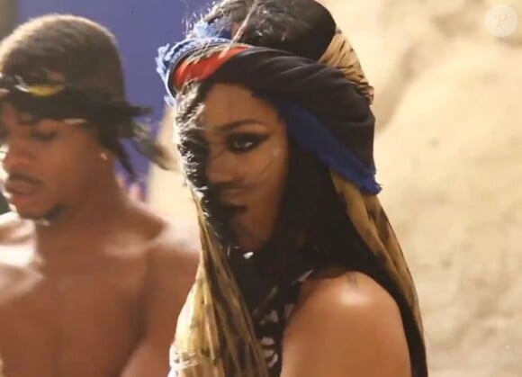 Rihanna, sexy et mystérieuse sur le tournage de son clip Where Have You Been.