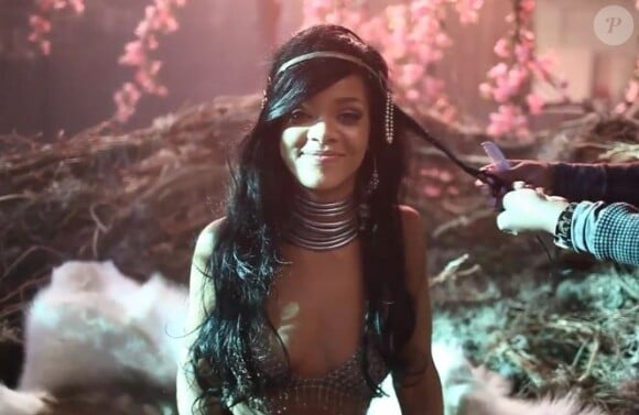 Rihanna souriante sur le tournage de son clip Where Have You Been.