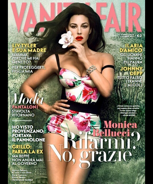 Monica Bellucci en couverture de Vanity Fair italien, habillée en Dolce & Gabbana. Mois de mai 2012