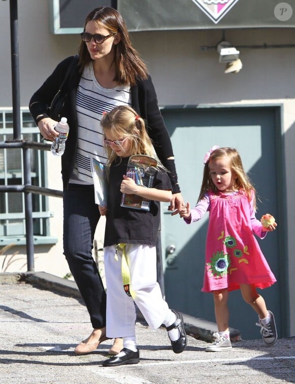 Jennifer Garner vient chercher ses filles Violet et Seraphina après un cours de karaté à Santa Monica, le 27 avril 2012.