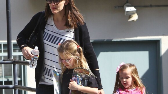 Jennifer Garner, plus décontractée que glamour, est sereine avec ses filles