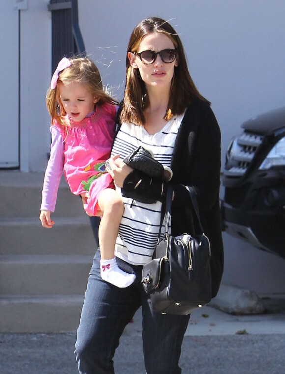 Jennifer Garner de retour après de ses enfants renoue avec son style naturel. A Santa Monica, le 27 avril 2012.