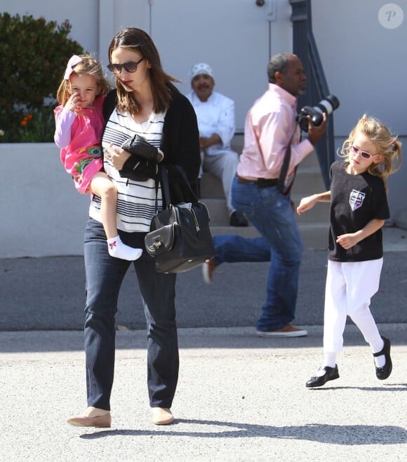 Après une parenthèse red carpet, Jennifer Garner est de retour à Los Angeles pour s'occuper de ses filles Violet et Seraphina. A Santa Monica, le 27 avril 2012.