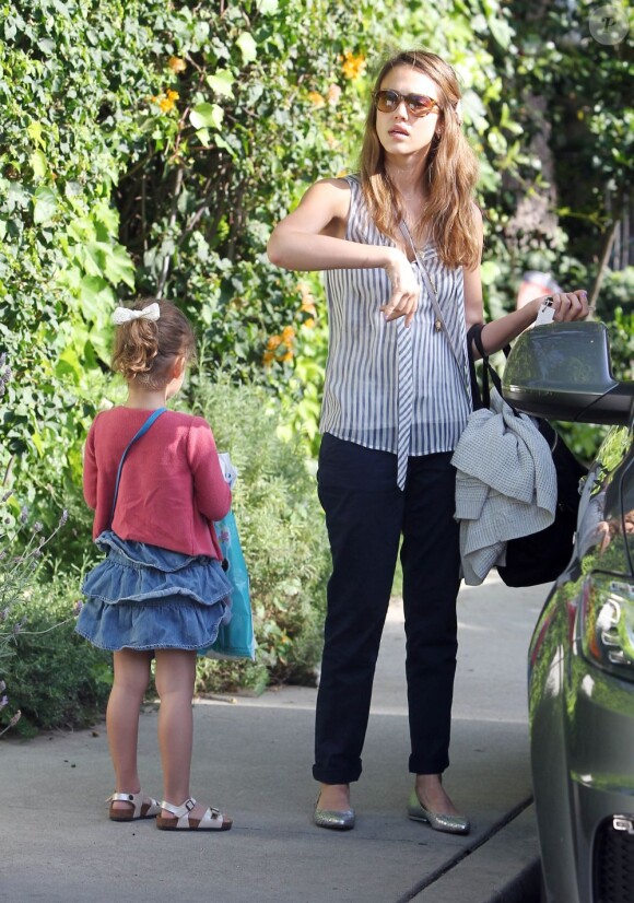 Jessica Alba et ses deux filles à Los Angeles, le 29 avril 2012.