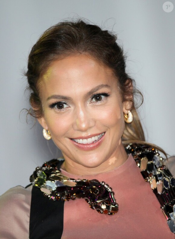 Jennifer Lopez, radieuse lors de sa conférence de presse à Los Angeles, le 30 avril 2012.