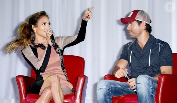 JLo et Enrique Iglesias s'expriment durant leur conférence de presse à Los Angeles, le 30 avril 2012.