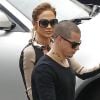 Jennifer Lopez, accompagnée de son amoureux le danseur Casper Smart, arrive à sa conférence de presse au Boulevard3 à Los Angeles. Le 30 avril 2012.