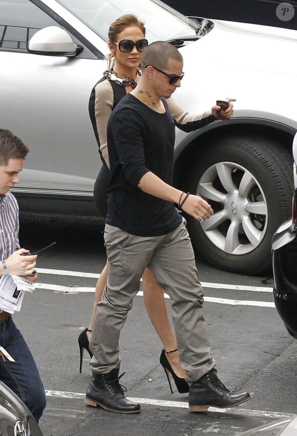 Jennifer Lopez, accompagnée de son amoureux le danseur Casper Smart, arrive à sa conférence de presse au Boulevard3 à Los Angeles. Le 30 avril 2012.