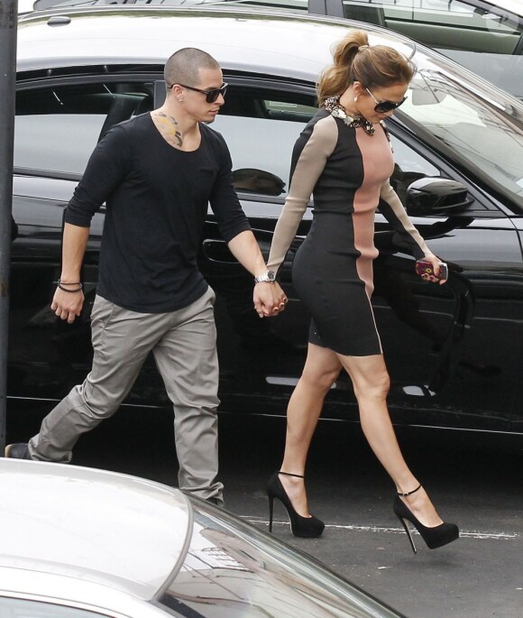 Jennifer Lopez et Casper Smart, main dans la main, arrivent au Boulevard3 à Los Angeles pour une conférence de presse. Le 30 avril 2012.