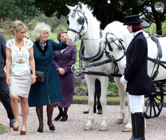 Camilla Parker Bowles le 27 avril 2012 lors de sa visite en Irlande du Nord avec le prince Charles