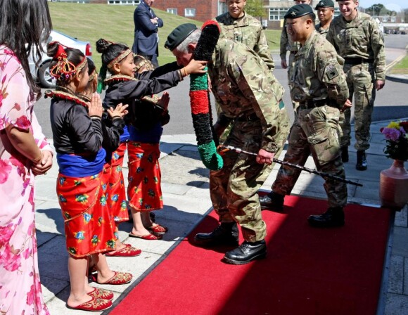 Le prince Charles en visite aux Royal Gurkha Rifles, dont il est le commandant, le 30 avril 2012