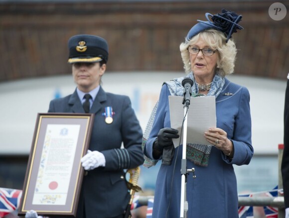 Camilla Parker Bowles, duchesse de Cornouailles, à la base RAF de Halton (Oxfordshire), le 2 mai 2012, a été faite citoyenne d'honneur de la ville de Thame.