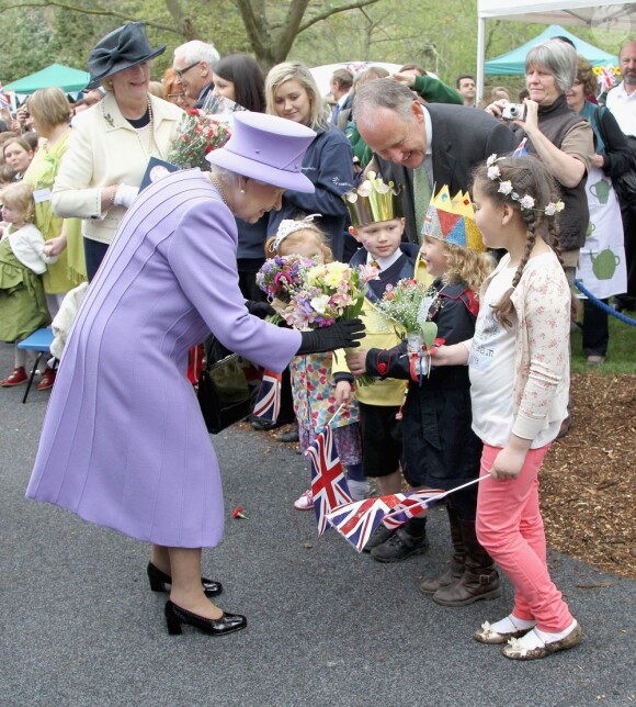 La reine Elizabeth II à Yeovil lors de sa visite de deux jours dans le sud-ouest de l'Angleterre, dans le cadre de la tournée royale pour son jubilé de diamant, début mai 2012.