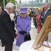 La reine Elizabeth II à l'Université d'Exeter lors de sa visite de deux jours dans le sud-ouest de l'Angleterre, dans le cadre de la tournée royale pour son jubilé de diamant, début mai 2012.