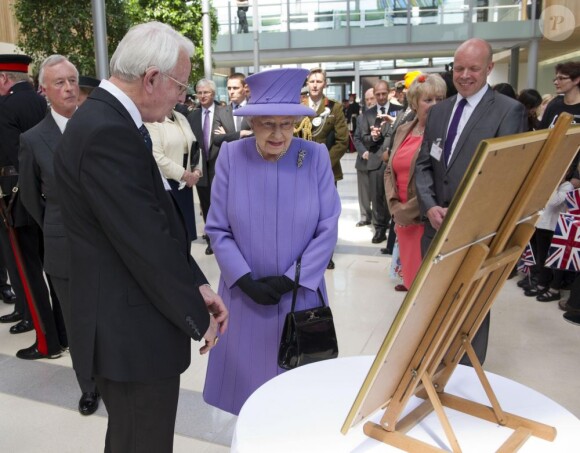 La reine Elizabeth II à l'Université d'Exeter lors de sa visite de deux jours dans le sud-ouest de l'Angleterre, dans le cadre de la tournée royale pour son jubilé de diamant, début mai 2012.
