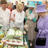 La reine Elizabeth II à Yeovil lors de sa visite de deux jours dans le sud-ouest de l'Angleterre, dans le cadre de la tournée royale pour son jubilé de diamant, début mai 2012.