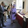 La reine Elizabeth II à Crewkerne lors de sa visite de deux jours dans le sud-ouest de l'Angleterre, dans le cadre de la tournée royale pour son jubilé de diamant, début mai 2012.
