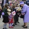 La reine Elizabeth II à Crewkerne lors de sa visite de deux jours dans le sud-ouest de l'Angleterre, dans le cadre de la tournée royale pour son jubilé de diamant, début mai 2012.