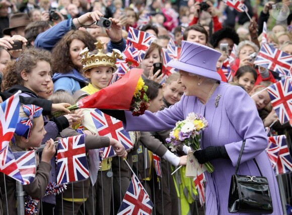 La reine Elizabeth II à Yeovil lors de sa visite de deux jours dans le sud-ouest de l'Angleterre, dans le cadre de la tournée royale pour son jubilé de diamant, début mai 2012.