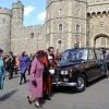 Bain de foule devant Windsor pour la reine Elizabeth II, le 30 avril 2012.