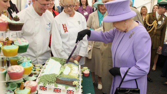 Elizabeth II passe déjà au gâteau, celui du mariage de William et Kate en vente