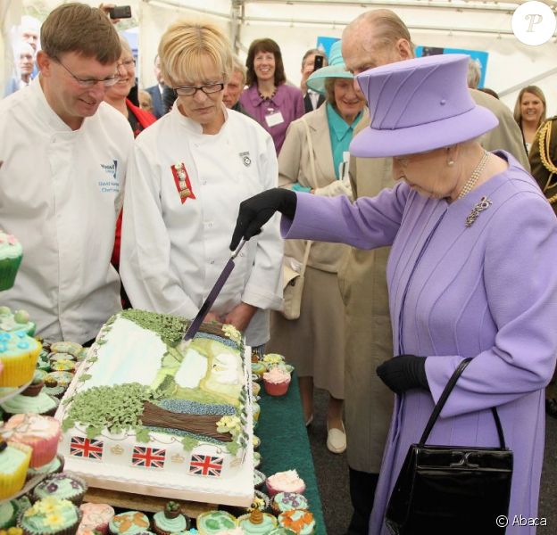 Elizabeth Ii Passe Deja Au Gateau Celui Du Mariage De William Et Kate En Vente Purepeople Elizabeth Ii Passe Deja Au Gateau Celui Du Mariage De William Et Kate En Vente Purepeople