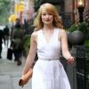 Ravissante dans une robe blanche, Olivia Wilde se mue en égérie beauté pour la marque de cosmétiques Revlon. New York, le 2 avril 2012.