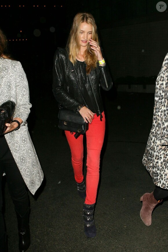 Rosie Huntington-Whiteley assistait au concert de Coldplay à Los Angeles, avec une veste cuir noir, un slim rouge et des chaussures Azzedine Alaïa. Le 2 mai 2012.