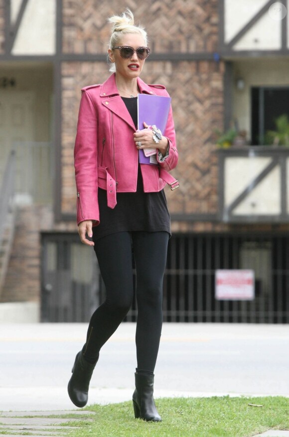 Total look black pour Gwen Stefani, confortable dans son legging zippé aux chevilles, qui s'offre un peu de fantaisie avec un perfecto rose. Los Angeles, le 3 mai 2012.