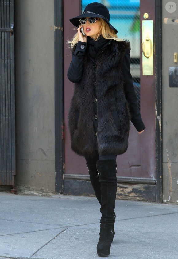 Rachel Zoe, en noir et fourrure à New York, prend ses précautions avec style pour affronter la météo capricieuse. Le 27 avril 2012.