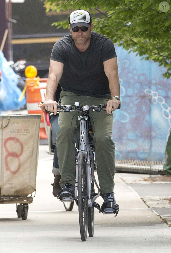 Liev Schreiber à vélo avec l'un de ses fils, New York, le 4 mai 2012.