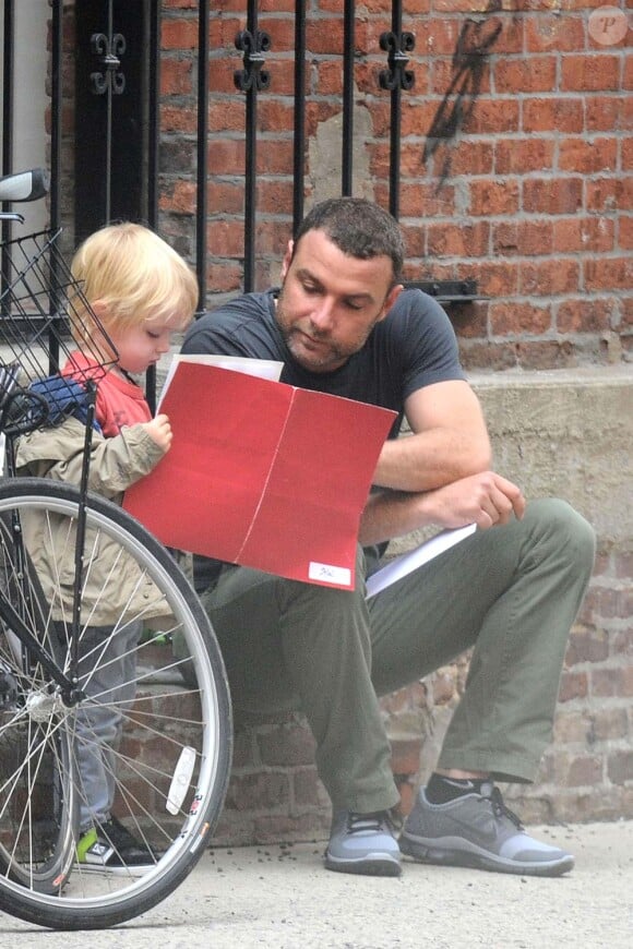 Liev Schreiber avec l'un de ses fils, New York, le 4 mai 2012.