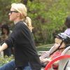 Naomi Watts à vélo avec l'un de ses fils, New York, le 4 mai 2012.