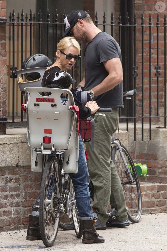 Naomi Watts et Liev Schreiber à vélo avec leurs fils Alexander et Samuel, New York, le 4 mai 2012.