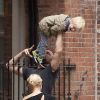 Naomi Watts et Liev Schreiber emmènent leurs fils à vélo, New York, le 4 mai 2012.