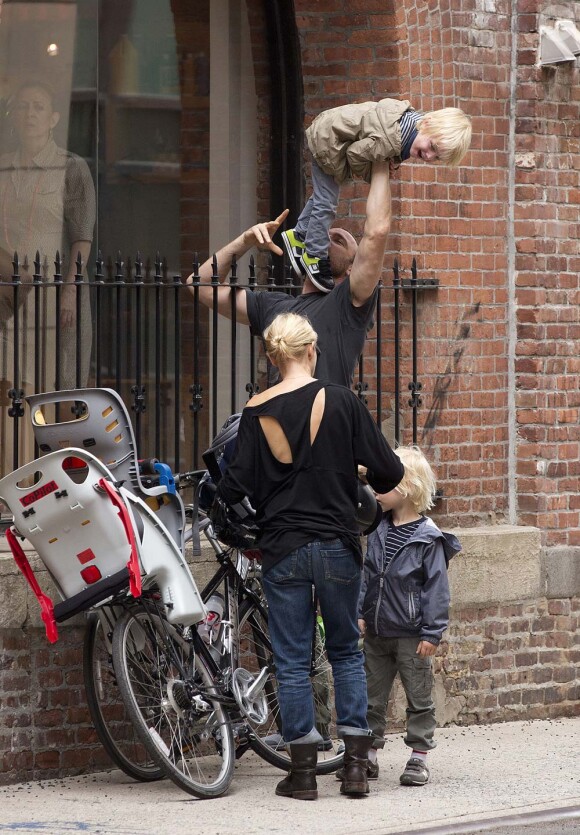 Naomi Watts et Liev Schreiber emmènent leurs fils à vélo, New York, le 4 mai 2012.