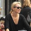 Naomi Watts à vélo avec l'un de ses fils, New York, le 4 mai 2012.