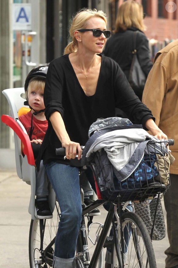 Naomi Watts à vélo avec l'un de ses fils, New York, le 4 mai 2012.